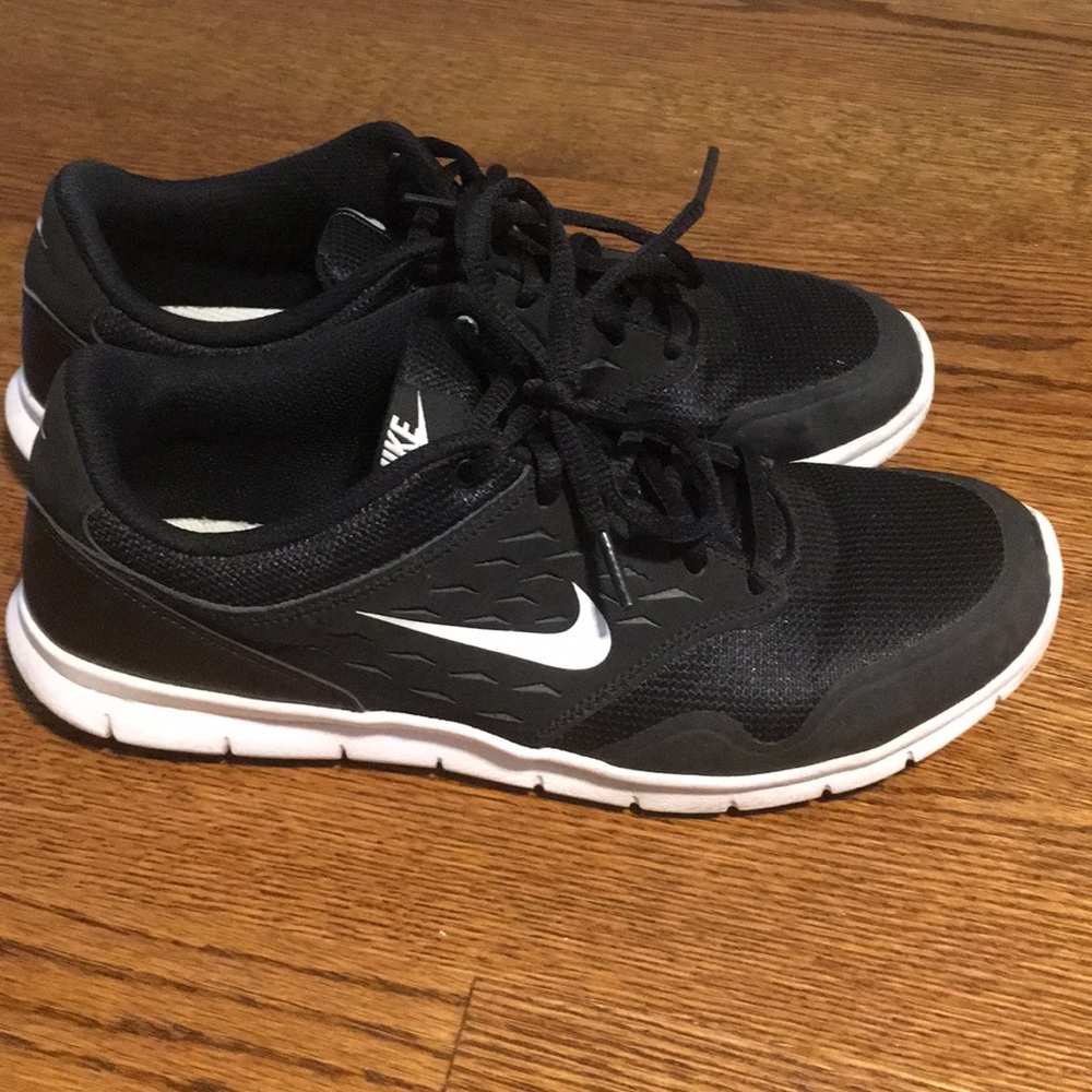 Black and white Nike’s women’s size 9